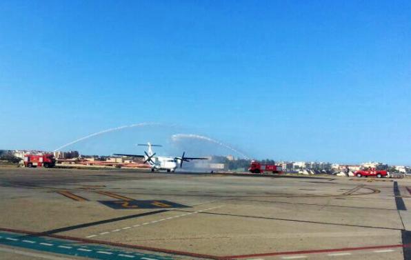El avión de Melilla Airlines es recibido por parte de los bomberos del Aeropuerto de Melilla con un arco de agua.