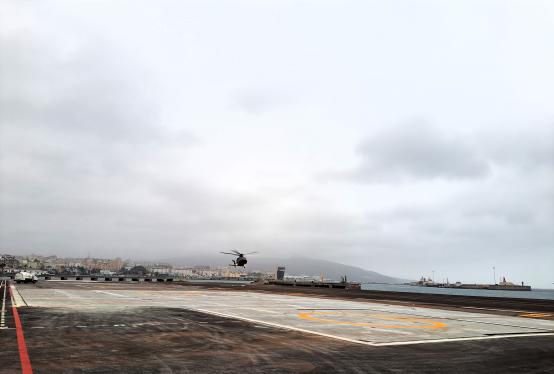 Un helicóptero se dispone a aterrizar en uno de los nuevos aparcamientos del Helipuerto de Ceuta.